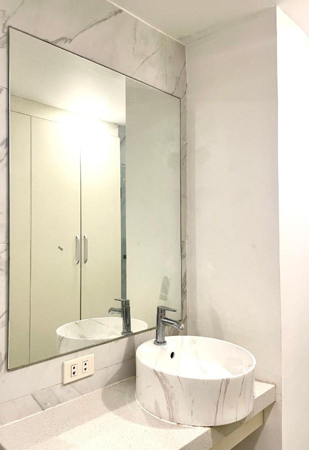 Burgundy Guest Suite Manila Eksteriør bilde